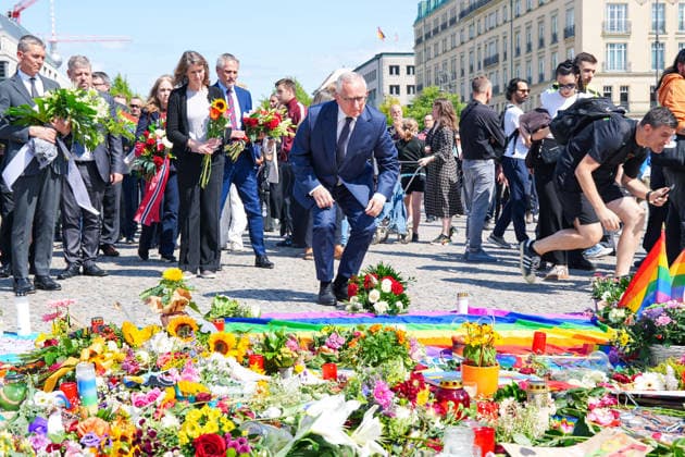 27.07.2026,Berlin,Pariser Platz am Brandenburger Tor,Vertreterinnen und Vertreter der diplomatischen Vertretungen haben am Nachmittag Blumen zum Gedenken an das getötete Anschlagsopfer und die Verletzten des Terroranschlags vom 25.07.26 (CSD) gedacht.Der amtierende Leiter und Geschäftsträger der Republik Polen in der Bundesrepublik Deutschland ist Jan TombiÅ ski *** July 27, 2026, Berlin, Pariser Platz at the Brandenburg Gate,Representatives of diplomatic missions laid flowers this afternoon in memory of the victim killed and those injured in the terrorist attack on July 25, 2026, during the CSD. The acting head and chargé d affaires of the Republic of Poland in the Federal Republic of Germany is Jan Tombinski.