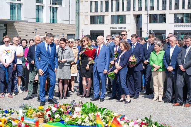 27.07.2026,Berlin,Pariser Platz am Brandenburger Tor,Vertreterinnen und Vertreter der diplomatischen Vertretungen haben am Nachmittag Blumen zum Gedenken an das getötete Anschlagsopfer und die Verletzten des Terroranschlags vom 25.07.26 (CSD) gedacht. CHIEF OF MISSION, CHARGE D™AFFAIRES DER US-BOTSCHAFT IN BERLIN ALAN MELTZER *** July 27, 2026,Berlin, Pariser Platz at the Brandenburg Gate: Representatives of diplomatic missions laid flowers this afternoon in memory of the victim killed and those injured in the terrorist attack on July 25, 2026, during the CSD parade. CHIEF OF MISSION, CHARGE D’AFFAIRES OF THE U.S. EMBASSY IN BERLIN, ALAN MELTZER