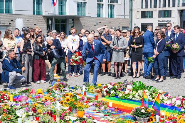 27.07.2026,Berlin,Pariser Platz am Brandenburger Tor,Vertreterinnen und Vertreter der diplomatischen Vertretungen haben am Nachmittag Blumen zum Gedenken an das getötete Anschlagsopfer und die Verletzten des Terroranschlags vom 25.07.26 (CSD) gedacht. CHIEF OF MISSION, CHARGE D™AFFAIRES DER US-BOTSCHAFT IN BERLIN ALAN MELTZER *** July 27, 2026,Berlin, Pariser Platz at the Brandenburg Gate: Representatives of diplomatic missions laid flowers this afternoon in memory of the victim killed and those injured in the terrorist attack on July 25, 2026, during the CSD parade. CHIEF OF MISSION, CHARGE D’AFFAIRES OF THE U.S. EMBASSY IN BERLIN, ALAN MELTZER