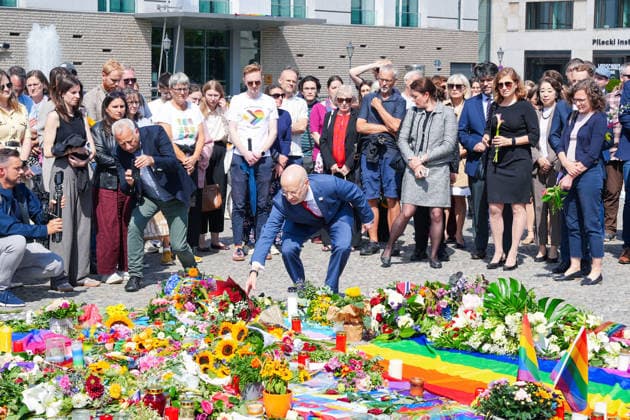 27.07.2026,Berlin,Pariser Platz am Brandenburger Tor,Vertreterinnen und Vertreter der diplomatischen Vertretungen haben am Nachmittag Blumen zum Gedenken an das getötete Anschlagsopfer und die Verletzten des Terroranschlags vom 25.07.26 (CSD) gedacht. CHIEF OF MISSION, CHARGE D™AFFAIRES DER US-BOTSCHAFT IN BERLIN ALAN MELTZER *** July 27, 2026,Berlin, Pariser Platz at the Brandenburg Gate: Representatives of diplomatic missions laid flowers this afternoon in memory of the victim killed and those injured in the terrorist attack on July 25, 2026, during the CSD parade. CHIEF OF MISSION, CHARGE D’AFFAIRES OF THE U.S. EMBASSY IN BERLIN, ALAN MELTZER