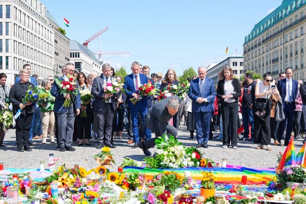 27.07.2026,Berlin,Pariser Platz am Brandenburger Tor,Vertreterinnen und Vertreter der diplomatischen Vertretungen haben am Nachmittag Blumen zum Gedenken an das getötete Anschlagsopfer und die Verletzten des Terroranschlags vom 25.07.26 (CSD) gedacht. *** July 27, 2026, Berlin, Pariser Platz at the Brandenburg Gate: Representatives from diplomatic missions laid flowers this afternoon in memory of the victim killed and those injured in the terrorist attack on July 25, 2026, during the CSD parade.