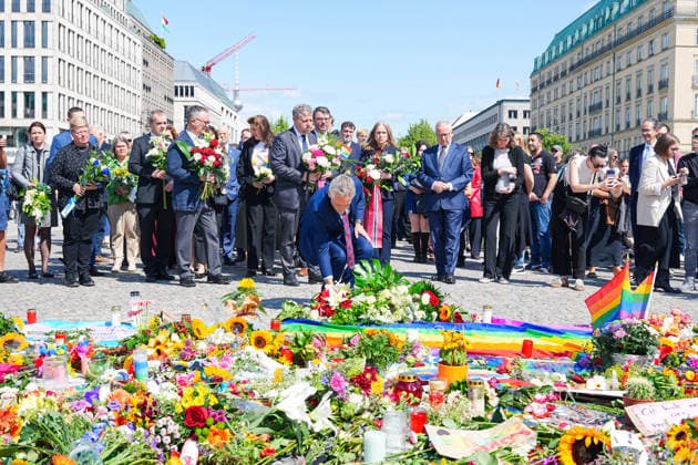27.07.2026,Berlin,Pariser Platz am Brandenburger Tor,Vertreterinnen und Vertreter der diplomatischen Vertretungen haben am Nachmittag Blumen zum Gedenken an das getötete Anschlagsopfer und die Verletzten des Terroranschlags vom 25.07.26 (CSD) gedacht. *** July 27, 2026, Berlin, Pariser Platz at the Brandenburg Gate: Representatives from diplomatic missions laid flowers this afternoon in memory of the victim killed and those injured in the terrorist attack on July 25, 2026, during the CSD parade.