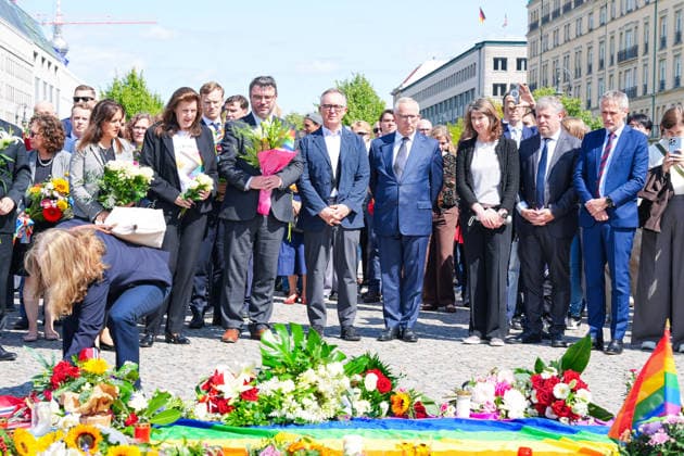 27.07.2026,Berlin,Pariser Platz am Brandenburger Tor,Vertreterinnen und Vertreter der diplomatischen Vertretungen haben am Nachmittag Blumen zum Gedenken an das getötete Anschlagsopfer und die Verletzten des Terroranschlags vom 25.07.26 (CSD) gedacht. *** July 27, 2026, Berlin, Pariser Platz at the Brandenburg Gate: Representatives from diplomatic missions laid flowers this afternoon in memory of the victim killed and those injured in the terrorist attack on July 25, 2026, during the CSD parade.