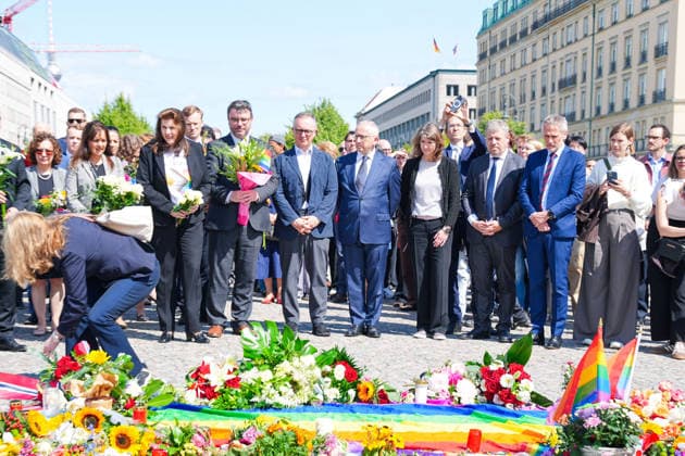 27.07.2026,Berlin,Pariser Platz am Brandenburger Tor,Vertreterinnen und Vertreter der diplomatischen Vertretungen haben am Nachmittag Blumen zum Gedenken an das getötete Anschlagsopfer und die Verletzten des Terroranschlags vom 25.07.26 (CSD) gedacht. *** July 27, 2026, Berlin, Pariser Platz at the Brandenburg Gate: Representatives from diplomatic missions laid flowers this afternoon in memory of the victim killed and those injured in the terrorist attack on July 25, 2026, during the CSD parade.