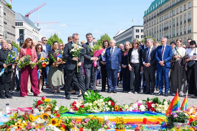 27.07.2026,Berlin,Pariser Platz am Brandenburger Tor,Vertreterinnen und Vertreter der diplomatischen Vertretungen haben am Nachmittag Blumen zum Gedenken an das getötete Anschlagsopfer und die Verletzten des Terroranschlags vom 25.07.26 (CSD) gedacht. *** July 27, 2026, Berlin, Pariser Platz at the Brandenburg Gate: Representatives from diplomatic missions laid flowers this afternoon in memory of the victim killed and those injured in the terrorist attack on July 25, 2026, during the CSD parade.