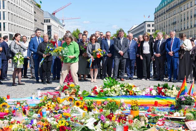 27.07.2026,Berlin,Pariser Platz am Brandenburger Tor,Vertreterinnen und Vertreter der diplomatischen Vertretungen haben am Nachmittag Blumen zum Gedenken an das getötete Anschlagsopfer und die Verletzten des Terroranschlags vom 25.07.26 (CSD) gedacht. *** July 27, 2026, Berlin, Pariser Platz at the Brandenburg Gate: Representatives from diplomatic missions laid flowers this afternoon in memory of the victim killed and those injured in the terrorist attack on July 25, 2026, during the CSD parade.