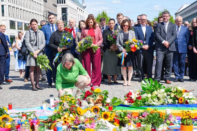 27.07.2026,Berlin,Pariser Platz am Brandenburger Tor,Vertreterinnen und Vertreter der diplomatischen Vertretungen haben am Nachmittag Blumen zum Gedenken an das getötete Anschlagsopfer und die Verletzten des Terroranschlags vom 25.07.26 (CSD) gedacht. *** July 27, 2026, Berlin, Pariser Platz at the Brandenburg Gate: Representatives from diplomatic missions laid flowers this afternoon in memory of the victim killed and those injured in the terrorist attack on July 25, 2026, during the CSD parade.