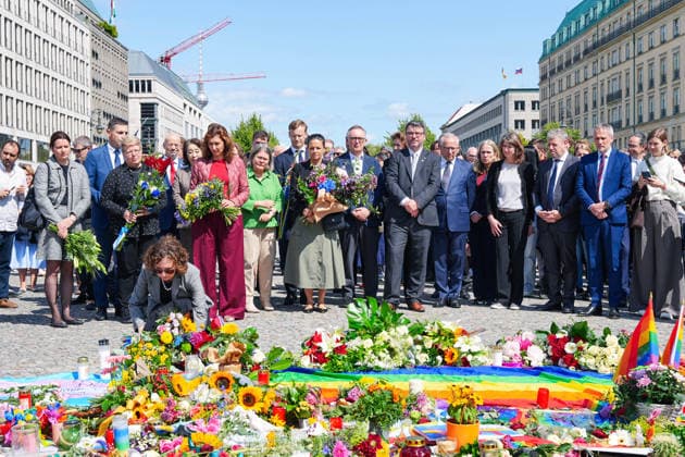 27.07.2026,Berlin,Pariser Platz am Brandenburger Tor,Vertreterinnen und Vertreter der diplomatischen Vertretungen haben am Nachmittag Blumen zum Gedenken an das getötete Anschlagsopfer und die Verletzten des Terroranschlags vom 25.07.26 (CSD) gedacht. *** July 27, 2026, Berlin, Pariser Platz at the Brandenburg Gate: Representatives from diplomatic missions laid flowers this afternoon in memory of the victim killed and those injured in the terrorist attack on July 25, 2026, during the CSD parade.