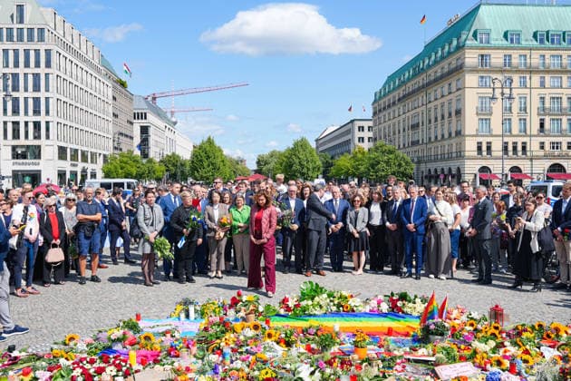 27.07.2026,Berlin,Pariser Platz am Brandenburger Tor,Vertreterinnen und Vertreter der diplomatischen Vertretungen haben am Nachmittag Blumen zum Gedenken an das getötete Anschlagsopfer und die Verletzten des Terroranschlags vom 25.07.26 (CSD) gedacht. *** July 27, 2026, Berlin, Pariser Platz at the Brandenburg Gate: Representatives from diplomatic missions laid flowers this afternoon in memory of the victim killed and those injured in the terrorist attack on July 25, 2026, during the CSD parade.