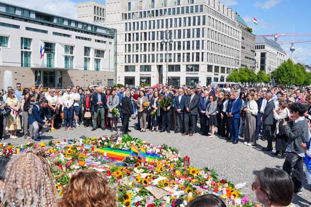 27.07.2026,Berlin,Pariser Platz am Brandenburger Tor,Vertreterinnen und Vertreter der diplomatischen Vertretungen haben am Nachmittag Blumen zum Gedenken an das getötete Anschlagsopfer und die Verletzten des Terroranschlags vom 25.07.26 (CSD) gedacht. *** July 27, 2026, Berlin, Pariser Platz at the Brandenburg Gate: Representatives from diplomatic missions laid flowers this afternoon in memory of the victim killed and those injured in the terrorist attack on July 25, 2026, during the CSD parade.
