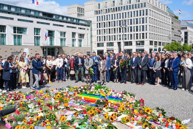 27.07.2026,Berlin,Pariser Platz am Brandenburger Tor,Vertreterinnen und Vertreter der diplomatischen Vertretungen haben am Nachmittag Blumen zum Gedenken an das getötete Anschlagsopfer und die Verletzten des Terroranschlags vom 25.07.26 (CSD) gedacht. *** July 27, 2026, Berlin, Pariser Platz at the Brandenburg Gate: Representatives from diplomatic missions laid flowers this afternoon in memory of the victim killed and those injured in the terrorist attack on July 25, 2026, during the CSD parade.