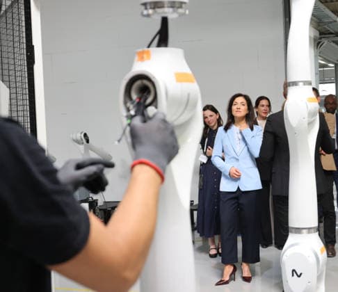 Bundeswirtschaftsministerin Reiche NEURA 27.07.2026, Germany, Baden-Wuerttemberg, Riedrich, NEURA Robotics, ein kommendewr Weltmarktfühgrer in einem kleinen Ort bei Metzingen, humnoide Roboter Systeme für Japan, Deutschland und viele andere Länder, CEO David Rieger und Bundeswirtschaftsministerin Katherina Reiche, Roboter, Humanoid, technik, Deutschland, Riederich Baden-Württtemberg Germany *** Federal Minister of Economics Reiche, NEURA, July 27, 2026, Germany, Baden-Württemberg, Riedrich, NEURA Robotics, an emerging global market leader based in a small town near Metzingen, humanoid robot systems for Japan, Germany, and many other countries; CEO David Rieger and Federal Minister of Economics Katherina Reiche; robots; humanoid; technolo