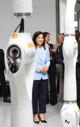 Bundeswirtschaftsministerin Reiche NEURA 27.07.2026, Germany, Baden-Wuerttemberg, Riedrich, NEURA Robotics, ein kommendewr Weltmarktfühgrer in einem kleinen Ort bei Metzingen, humnoide Roboter Systeme für Japan, Deutschland und viele andere Länder, CEO David Rieger und Bundeswirtschaftsministerin Katherina Reiche, Roboter, Humanoid, technik, Deutschland, Riederich Baden-Württtemberg Germany *** Federal Minister of Economics Reiche, NEURA, July 27, 2026, Germany, Baden-Württemberg, Riedrich, NEURA Robotics, an emerging global market leader based in a small town near Metzingen, humanoid robot systems for Japan, Germany, and many other countries; CEO David Rieger and Federal Minister of Economics Katherina Reiche; robots; humanoid; technolo