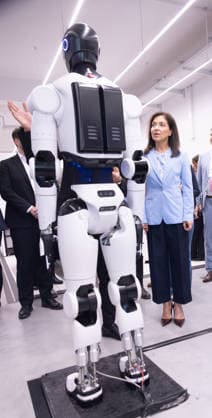 Bundeswirtschaftsministerin Reiche NEURA 27.07.2026, Germany, Baden-Wuerttemberg, Riedrich, NEURA Robotics, ein kommendewr Weltmarktfühgrer in einem kleinen Ort bei Metzingen, humnoide Roboter Systeme für Japan, Deutschland und viele andere Länder, CEO David Rieger und Bundeswirtschaftsministerin Katherina Reiche, Roboter, Humanoid, technik, Deutschland, Â Riederich Baden-Württtemberg Germany *** Federal Minister of Economic Affairs Reiche, NEURA, July 27, 2026, Germany, Baden-Württemberg, Riedrich, NEURA Robotics, an emerging global market leader based in a small town near Metzingen, humanoid robot systems for Japan, Germany, and many other countries; CEO David Rieger and Federal Minister of Economics Katherina Reiche; robots; humano