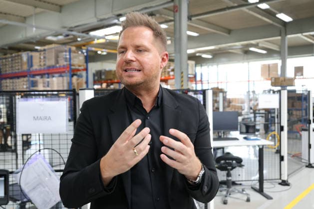 Bundeswirtschaftsministerin Reiche NEURA 27.07.2026, Germany, Baden-Wuerttemberg, Riedrich, NEURA Robotics, ein kommendewr Weltmarktfühgrer in einem kleinen Ort bei Metzingen, humnoide Roboter Systeme für Japan, Deutschland und viele andere Länder, CEO David Rieger und Bundeswirtschaftsministerin Katherina Reiche, Roboter, Humanoid, technik, Deutschland, Riederich Baden-Württtemberg Germany *** Federal Minister of Economics Reiche, NEURA, July 27, 2026, Germany, Baden-Württemberg, Riedrich, NEURA Robotics, an emerging global market leader based in a small town near Metzingen, humanoid robot systems for Japan, Germany, and many other countries; CEO David Rieger and Federal Minister of Economics Katherina Reiche; robots; humanoid; technolo