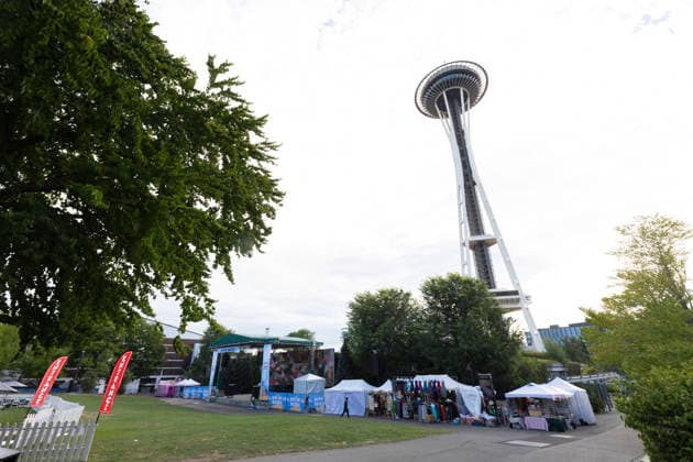 July 27, 2026, Seattle, Washington, USA: Vendors begin to dismantle their kiosks the morning after a shooting left three people dead at the Bite of Seattle festival in Seattle on Monday, July 27, 2026. Seattle USA  - ZUMAg235 20260727_zap_g235_008 Copyright: xPaulxChristianxGordonx