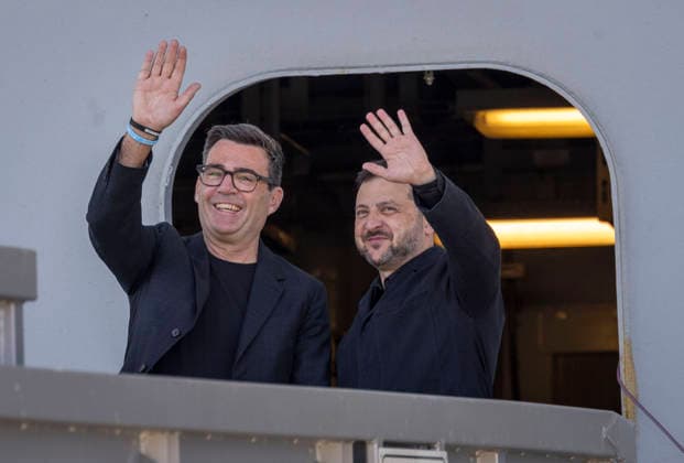. 27 07 2026. Portsmouth, United Kingdom. UK Prime Minister Andy Burnham with the President of Ukraine, Volodymyr Zelenskyy, during a visit to the HMS Queen Elizabeth aircraft carrier at Portsmouth Naval Base, United Kingdom.  xPoolx xi-Imagesx IIM-26922-0005