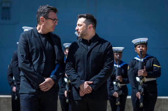 . 27 07 2026. Portsmouth, United Kingdom. UK Prime Minister Andy Burnham with the President of Ukraine, Volodymyr Zelenskyy, during a visit to the HMS Queen Elizabeth aircraft carrier at Portsmouth Naval Base, United Kingdom.  xPoolx xi-Imagesx IIM-26922-0010