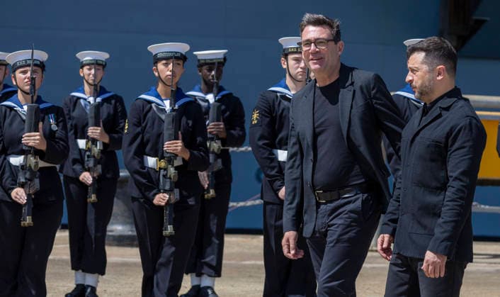 . 27 07 2026. Portsmouth, United Kingdom. UK Prime Minister Andy Burnham with the President of Ukraine, Volodymyr Zelenskyy, during a visit to the HMS Queen Elizabeth aircraft carrier at Portsmouth Naval Base, United Kingdom.  xPoolx xi-Imagesx IIM-26922-0011