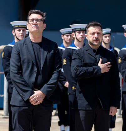 . 27 07 2026. Portsmouth, United Kingdom. UK Prime Minister Andy Burnham with the President of Ukraine, Volodymyr Zelenskyy, during a visit to the HMS Queen Elizabeth aircraft carrier at Portsmouth Naval Base, United Kingdom.  xPoolx xi-Imagesx IIM-26922-0015