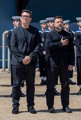 . 27 07 2026. Portsmouth, United Kingdom. UK Prime Minister Andy Burnham with the President of Ukraine, Volodymyr Zelenskyy, during a visit to the HMS Queen Elizabeth aircraft carrier at Portsmouth Naval Base, United Kingdom.  xPoolx xi-Imagesx IIM-26922-0016