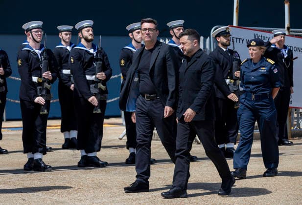 . 27 07 2026. Portsmouth, United Kingdom. UK Prime Minister Andy Burnham with the President of Ukraine, Volodymyr Zelenskyy, during a visit to the HMS Queen Elizabeth aircraft carrier at Portsmouth Naval Base, United Kingdom.  xPoolx xi-Imagesx IIM-26922-0017