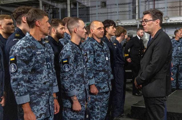 . 27 07 2026. Portsmouth, United Kingdom. UK Prime Minister Andy Burnham with the President of Ukraine, Volodymyr Zelenskyy, during a visit to the HMS Queen Elizabeth aircraft carrier at Portsmouth Naval Base, United Kingdom.  xPoolx xi-Imagesx IIM-26922-0021