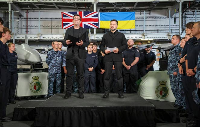 . 27 07 2026. Portsmouth, United Kingdom. UK Prime Minister Andy Burnham with the President of Ukraine, Volodymyr Zelenskyy, during a visit to the HMS Queen Elizabeth aircraft carrier at Portsmouth Naval Base, United Kingdom.  xPoolx xi-Imagesx IIM-26922-0023