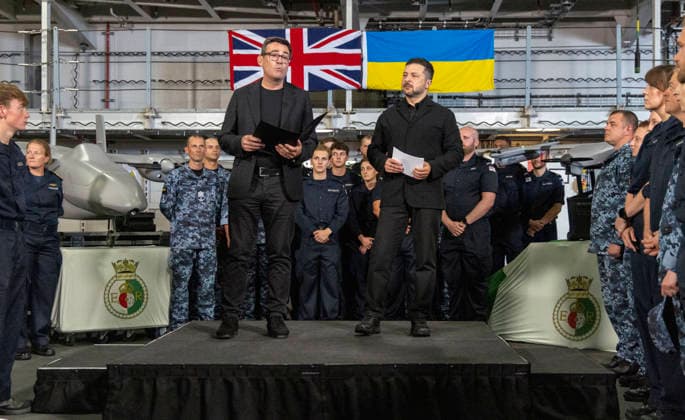 . 27 07 2026. Portsmouth, United Kingdom. UK Prime Minister Andy Burnham with the President of Ukraine, Volodymyr Zelenskyy, during a visit to the HMS Queen Elizabeth aircraft carrier at Portsmouth Naval Base, United Kingdom.  xPoolx xi-Imagesx IIM-26922-0024