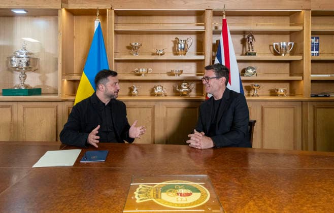 . 27 07 2026. Portsmouth, United Kingdom. UK Prime Minister Andy Burnham with the President of Ukraine, Volodymyr Zelenskyy, during a visit to the HMS Queen Elizabeth aircraft carrier at Portsmouth Naval Base, United Kingdom.  xPoolx xi-Imagesx IIM-26922-0027