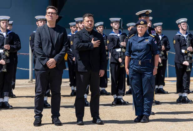 . 27 07 2026. Portsmouth, United Kingdom. UK Prime Minister Andy Burnham with the President of Ukraine, Volodymyr Zelenskyy, during a visit to the HMS Queen Elizabeth aircraft carrier at Portsmouth Naval Base, United Kingdom.  xPoolx xi-Imagesx IIM-26922-0029