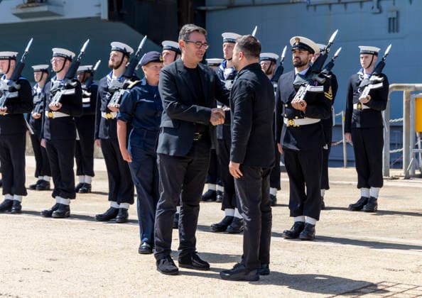 . 27 07 2026. Portsmouth, United Kingdom. UK Prime Minister Andy Burnham with the President of Ukraine, Volodymyr Zelenskyy, during a visit to the HMS Queen Elizabeth aircraft carrier at Portsmouth Naval Base, United Kingdom.  xPoolx xi-Imagesx IIM-26922-0030