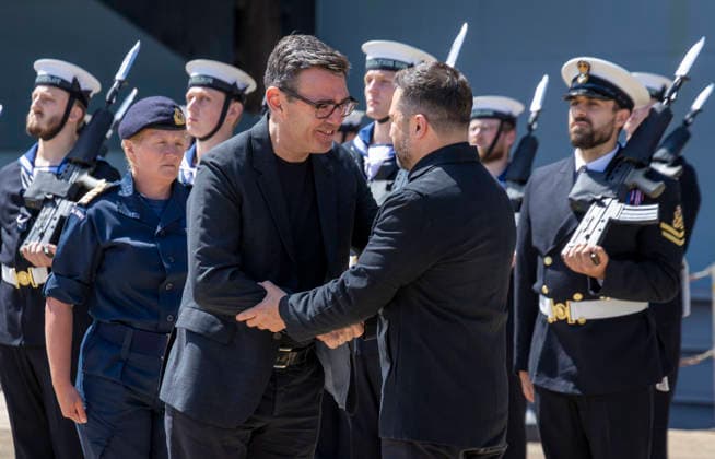 . 27 07 2026. Portsmouth, United Kingdom. UK Prime Minister Andy Burnham with the President of Ukraine, Volodymyr Zelenskyy, during a visit to the HMS Queen Elizabeth aircraft carrier at Portsmouth Naval Base, United Kingdom.  xPoolx xi-Imagesx IIM-26922-0032