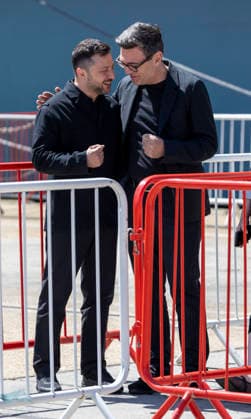 . 27 07 2026. Portsmouth, United Kingdom. UK Prime Minister Andy Burnham with the President of Ukraine, Volodymyr Zelenskyy, during a visit to the HMS Queen Elizabeth aircraft carrier at Portsmouth Naval Base, United Kingdom.  xPoolx xi-Imagesx IIM-26922-0034