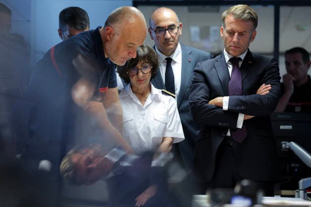 President Macron At Situation Briefing in the Crisis Room - Bordeaux France s President Emmanuel Macron (R), France s Interior Minister Laurent Nunez (centre back) and Prefect of the Centre Val de Loire region Sophie Brocas (2L) listen to SDIS 33 Fire and Rescue Service Departemental director Marc Vermeulen (R) during a situation briefing in the crisis room at the Departmental Fire and Rescue Operational Center (CODIS) in Bordeaux, following wildfires in the area, southwestern France, on July 27, 2026. France has been battered by three heatwaves since May as part of increasingly common extreme weather episodes linked to climate change, causing excess deaths, drying up rivers and fuelling wildfires. Scientists have long warned that climate c  Copyright: xPool ABACAx