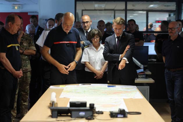 President Macron At Situation Briefing in the Crisis Room - Bordeaux France s President Emmanuel Macron (2R) and France s Interior Minister Laurent Nunez (centre back) attend a situation briefing in the crisis room at the Departmental Fire and Rescue Operational Center (CODIS) in Bordeaux, following wildfires in the area, southwestern France, on July 27, 2026. France has been battered by three heatwaves since May as part of increasingly common extreme weather episodes linked to climate change, causing excess deaths, drying up rivers and fuelling wildfires. Scientists have long warned that climate change caused by human use of fossil fuels will make periods of drought more intense and longer-lasting, creating the ideal conditions for wildfir  Copyright: xPool ABACAx