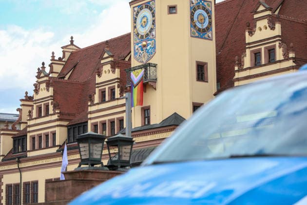 Leipzig - Berliner CSD-Anschlag bewegt Leipzig: Stille Mahnwache auf dem Markt setzt Zeichen gegen Angst und Hass Nach dem mutmaßlich islamistisch motivierten Anschlag im Umfeld des Christopher Street Days in Berlin versammelten sich am heutigen Tag zahlreiche Menschen in Leipzig zu einer stillen Mahnwache auf dem Marktplatz. Mit der Veranstaltung reagierten sie auf die Gewalttat, bei der eine Frau getötet und 29 weitere Menschen verletzt wurden. Die Mahnwache diente dem Gedenken an die Opfer sowie als Zeichen der Solidarität mit der queeren Community und gegen Einschüchterung durch Gewalt. Viele Teilnehmer brachten Kerzen und Blumen mit und verharrten gemeinsam in einer stillen Gedenkminute. Im Gespräch mit Anwesenden wurde deutlich, Copyright: xEHLxMedia BjörnxStachx 20260727_csd-leipzig-mhnwache_1