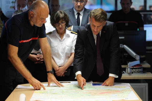 President Macron At Situation Briefing in the Crisis Room - Bordeaux France s President Emmanuel Macron (R) and France s Interior Minister Laurent Nunez (centre back) attend a situation briefing in the crisis room at the Departmental Fire and Rescue Operational Center (CODIS) in Bordeaux, following wildfires in the area, southwestern France, on July 27, 2026. France has been battered by three heatwaves since May as part of increasingly common extreme weather episodes linked to climate change, causing excess deaths, drying up rivers and fuelling wildfires. Scientists have long warned that climate change caused by human use of fossil fuels will make periods of drought more intense and longer-lasting, creating the ideal conditions for wildfire  Copyright: xPool ABACAx
