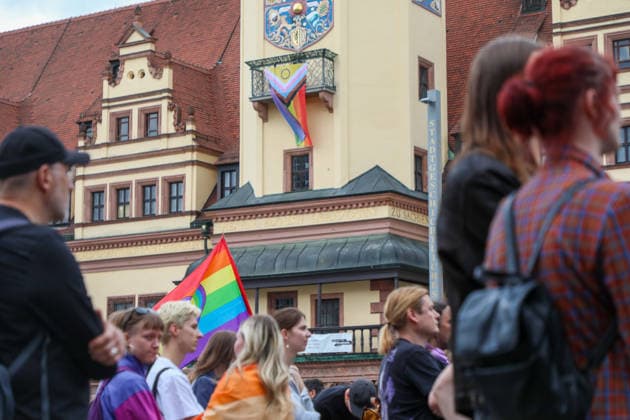 Leipzig - Berliner CSD-Anschlag bewegt Leipzig: Stille Mahnwache auf dem Markt setzt Zeichen gegen Angst und Hass Nach dem mutmaßlich islamistisch motivierten Anschlag im Umfeld des Christopher Street Days in Berlin versammelten sich am heutigen Tag zahlreiche Menschen in Leipzig zu einer stillen Mahnwache auf dem Marktplatz. Mit der Veranstaltung reagierten sie auf die Gewalttat, bei der eine Frau getötet und 29 weitere Menschen verletzt wurden. Die Mahnwache diente dem Gedenken an die Opfer sowie als Zeichen der Solidarität mit der queeren Community und gegen Einschüchterung durch Gewalt. Viele Teilnehmer brachten Kerzen und Blumen mit und verharrten gemeinsam in einer stillen Gedenkminute. Im Gespräch mit Anwesenden wurde deutlich, Copyright: xBjoernxStachx 20260727_csd-leipzig-mhnwache_10