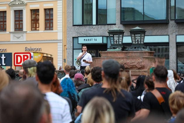 Leipzig - Berliner CSD-Anschlag bewegt Leipzig: Stille Mahnwache auf dem Markt setzt Zeichen gegen Angst und Hass Nach dem mutmaßlich islamistisch motivierten Anschlag im Umfeld des Christopher Street Days in Berlin versammelten sich am heutigen Tag zahlreiche Menschen in Leipzig zu einer stillen Mahnwache auf dem Marktplatz. Mit der Veranstaltung reagierten sie auf die Gewalttat, bei der eine Frau getötet und 29 weitere Menschen verletzt wurden. Die Mahnwache diente dem Gedenken an die Opfer sowie als Zeichen der Solidarität mit der queeren Community und gegen Einschüchterung durch Gewalt. Viele Teilnehmer brachten Kerzen und Blumen mit und verharrten gemeinsam in einer stillen Gedenkminute. Im Gespräch mit Anwesenden wurde deutlich, Copyright: xBjoernxStachx 20260727_csd-leipzig-mhnwache_12
