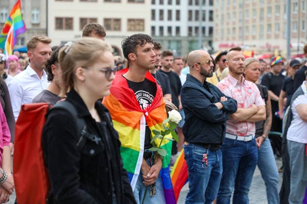 Leipzig - Berliner CSD-Anschlag bewegt Leipzig: Stille Mahnwache auf dem Markt setzt Zeichen gegen Angst und Hass Nach dem mutmaßlich islamistisch motivierten Anschlag im Umfeld des Christopher Street Days in Berlin versammelten sich am heutigen Tag zahlreiche Menschen in Leipzig zu einer stillen Mahnwache auf dem Marktplatz. Mit der Veranstaltung reagierten sie auf die Gewalttat, bei der eine Frau getötet und 29 weitere Menschen verletzt wurden. Die Mahnwache diente dem Gedenken an die Opfer sowie als Zeichen der Solidarität mit der queeren Community und gegen Einschüchterung durch Gewalt. Viele Teilnehmer brachten Kerzen und Blumen mit und verharrten gemeinsam in einer stillen Gedenkminute. Im Gespräch mit Anwesenden wurde deutlich, Copyright: xBjoernxStachx 20260727_csd-leipzig-mhnwache_15