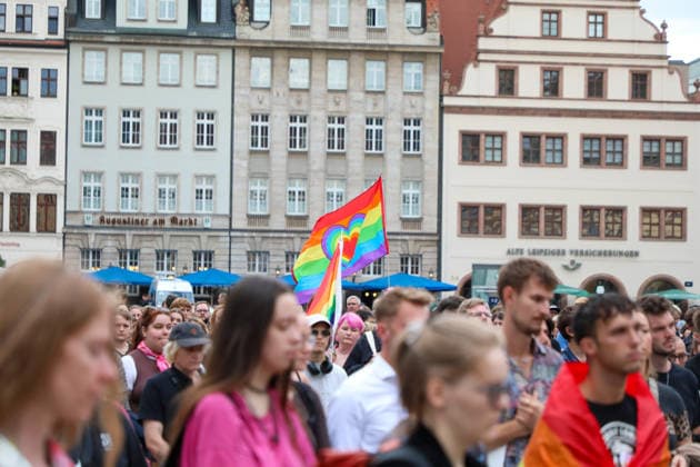 Leipzig - Berliner CSD-Anschlag bewegt Leipzig: Stille Mahnwache auf dem Markt setzt Zeichen gegen Angst und Hass Nach dem mutmaßlich islamistisch motivierten Anschlag im Umfeld des Christopher Street Days in Berlin versammelten sich am heutigen Tag zahlreiche Menschen in Leipzig zu einer stillen Mahnwache auf dem Marktplatz. Mit der Veranstaltung reagierten sie auf die Gewalttat, bei der eine Frau getötet und 29 weitere Menschen verletzt wurden. Die Mahnwache diente dem Gedenken an die Opfer sowie als Zeichen der Solidarität mit der queeren Community und gegen Einschüchterung durch Gewalt. Viele Teilnehmer brachten Kerzen und Blumen mit und verharrten gemeinsam in einer stillen Gedenkminute. Im Gespräch mit Anwesenden wurde deutlich, Copyright: xBjoernxStachx 20260727_csd-leipzig-mhnwache_16