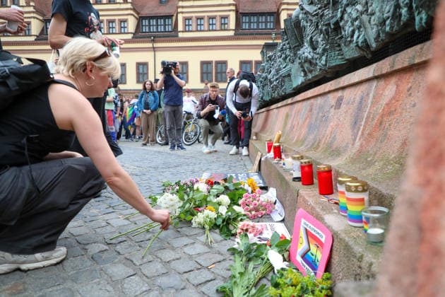 Leipzig - Berliner CSD-Anschlag bewegt Leipzig: Stille Mahnwache auf dem Markt setzt Zeichen gegen Angst und Hass Nach dem mutmaßlich islamistisch motivierten Anschlag im Umfeld des Christopher Street Days in Berlin versammelten sich am heutigen Tag zahlreiche Menschen in Leipzig zu einer stillen Mahnwache auf dem Marktplatz. Mit der Veranstaltung reagierten sie auf die Gewalttat, bei der eine Frau getötet und 29 weitere Menschen verletzt wurden. Die Mahnwache diente dem Gedenken an die Opfer sowie als Zeichen der Solidarität mit der queeren Community und gegen Einschüchterung durch Gewalt. Viele Teilnehmer brachten Kerzen und Blumen mit und verharrten gemeinsam in einer stillen Gedenkminute. Im Gespräch mit Anwesenden wurde deutlich, Copyright: xBjoernxStachx 20260727_csd-leipzig-mhnwache_19