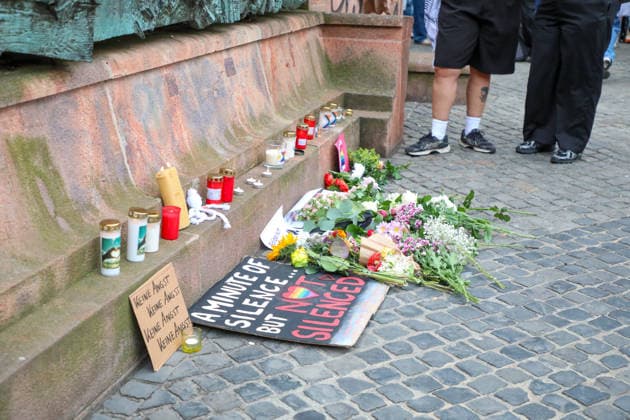 Leipzig - Berliner CSD-Anschlag bewegt Leipzig: Stille Mahnwache auf dem Markt setzt Zeichen gegen Angst und Hass Nach dem mutmaßlich islamistisch motivierten Anschlag im Umfeld des Christopher Street Days in Berlin versammelten sich am heutigen Tag zahlreiche Menschen in Leipzig zu einer stillen Mahnwache auf dem Marktplatz. Mit der Veranstaltung reagierten sie auf die Gewalttat, bei der eine Frau getötet und 29 weitere Menschen verletzt wurden. Die Mahnwache diente dem Gedenken an die Opfer sowie als Zeichen der Solidarität mit der queeren Community und gegen Einschüchterung durch Gewalt. Viele Teilnehmer brachten Kerzen und Blumen mit und verharrten gemeinsam in einer stillen Gedenkminute. Im Gespräch mit Anwesenden wurde deutlich, Copyright: xBjoernxStachx 20260727_csd-leipzig-mhnwache_21