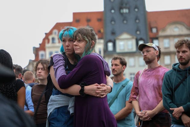 Leipzig - Berliner CSD-Anschlag bewegt Leipzig: Stille Mahnwache auf dem Markt setzt Zeichen gegen Angst und Hass Nach dem mutmaßlich islamistisch motivierten Anschlag im Umfeld des Christopher Street Days in Berlin versammelten sich am heutigen Tag zahlreiche Menschen in Leipzig zu einer stillen Mahnwache auf dem Marktplatz. Mit der Veranstaltung reagierten sie auf die Gewalttat, bei der eine Frau getötet und 29 weitere Menschen verletzt wurden. Die Mahnwache diente dem Gedenken an die Opfer sowie als Zeichen der Solidarität mit der queeren Community und gegen Einschüchterung durch Gewalt. Viele Teilnehmer brachten Kerzen und Blumen mit und verharrten gemeinsam in einer stillen Gedenkminute. Im Gespräch mit Anwesenden wurde deutlich, Copyright: xBjoernxStachx 20260727_csd-leipzig-mhnwache_23
