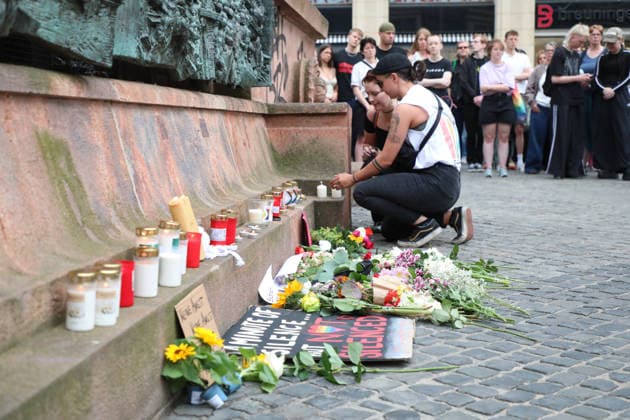 Leipzig - Berliner CSD-Anschlag bewegt Leipzig: Stille Mahnwache auf dem Markt setzt Zeichen gegen Angst und Hass Nach dem mutmaßlich islamistisch motivierten Anschlag im Umfeld des Christopher Street Days in Berlin versammelten sich am heutigen Tag zahlreiche Menschen in Leipzig zu einer stillen Mahnwache auf dem Marktplatz. Mit der Veranstaltung reagierten sie auf die Gewalttat, bei der eine Frau getötet und 29 weitere Menschen verletzt wurden. Die Mahnwache diente dem Gedenken an die Opfer sowie als Zeichen der Solidarität mit der queeren Community und gegen Einschüchterung durch Gewalt. Viele Teilnehmer brachten Kerzen und Blumen mit und verharrten gemeinsam in einer stillen Gedenkminute. Im Gespräch mit Anwesenden wurde deutlich, Copyright: xBjoernxStachx 20260727_csd-leipzig-mhnwache_24