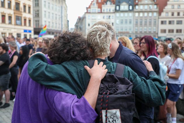 Leipzig - Berliner CSD-Anschlag bewegt Leipzig: Stille Mahnwache auf dem Markt setzt Zeichen gegen Angst und Hass Nach dem mutmaßlich islamistisch motivierten Anschlag im Umfeld des Christopher Street Days in Berlin versammelten sich am heutigen Tag zahlreiche Menschen in Leipzig zu einer stillen Mahnwache auf dem Marktplatz. Mit der Veranstaltung reagierten sie auf die Gewalttat, bei der eine Frau getötet und 29 weitere Menschen verletzt wurden. Die Mahnwache diente dem Gedenken an die Opfer sowie als Zeichen der Solidarität mit der queeren Community und gegen Einschüchterung durch Gewalt. Viele Teilnehmer brachten Kerzen und Blumen mit und verharrten gemeinsam in einer stillen Gedenkminute. Im Gespräch mit Anwesenden wurde deutlich, Copyright: xBjoernxStachx 20260727_csd-leipzig-mhnwache_25