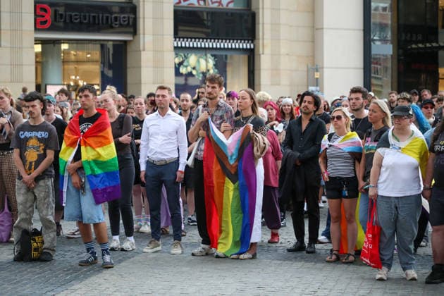 Leipzig - Berliner CSD-Anschlag bewegt Leipzig: Stille Mahnwache auf dem Markt setzt Zeichen gegen Angst und Hass Nach dem mutmaßlich islamistisch motivierten Anschlag im Umfeld des Christopher Street Days in Berlin versammelten sich am heutigen Tag zahlreiche Menschen in Leipzig zu einer stillen Mahnwache auf dem Marktplatz. Mit der Veranstaltung reagierten sie auf die Gewalttat, bei der eine Frau getötet und 29 weitere Menschen verletzt wurden. Die Mahnwache diente dem Gedenken an die Opfer sowie als Zeichen der Solidarität mit der queeren Community und gegen Einschüchterung durch Gewalt. Viele Teilnehmer brachten Kerzen und Blumen mit und verharrten gemeinsam in einer stillen Gedenkminute. Im Gespräch mit Anwesenden wurde deutlich, Copyright: xBjoernxStachx 20260727_csd-leipzig-mhnwache_28
