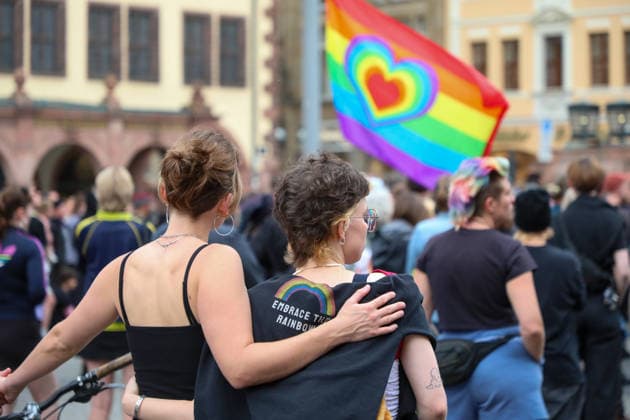 Leipzig - Berliner CSD-Anschlag bewegt Leipzig: Stille Mahnwache auf dem Markt setzt Zeichen gegen Angst und Hass Nach dem mutmaßlich islamistisch motivierten Anschlag im Umfeld des Christopher Street Days in Berlin versammelten sich am heutigen Tag zahlreiche Menschen in Leipzig zu einer stillen Mahnwache auf dem Marktplatz. Mit der Veranstaltung reagierten sie auf die Gewalttat, bei der eine Frau getötet und 29 weitere Menschen verletzt wurden. Die Mahnwache diente dem Gedenken an die Opfer sowie als Zeichen der Solidarität mit der queeren Community und gegen Einschüchterung durch Gewalt. Viele Teilnehmer brachten Kerzen und Blumen mit und verharrten gemeinsam in einer stillen Gedenkminute. Im Gespräch mit Anwesenden wurde deutlich, Copyright: xBjoernxStachx 20260727_csd-leipzig-mhnwache_29