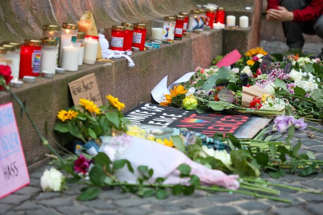 Leipzig - Berliner CSD-Anschlag bewegt Leipzig: Stille Mahnwache auf dem Markt setzt Zeichen gegen Angst und Hass Nach dem mutmaßlich islamistisch motivierten Anschlag im Umfeld des Christopher Street Days in Berlin versammelten sich am heutigen Tag zahlreiche Menschen in Leipzig zu einer stillen Mahnwache auf dem Marktplatz. Mit der Veranstaltung reagierten sie auf die Gewalttat, bei der eine Frau getötet und 29 weitere Menschen verletzt wurden. Die Mahnwache diente dem Gedenken an die Opfer sowie als Zeichen der Solidarität mit der queeren Community und gegen Einschüchterung durch Gewalt. Viele Teilnehmer brachten Kerzen und Blumen mit und verharrten gemeinsam in einer stillen Gedenkminute. Im Gespräch mit Anwesenden wurde deutlich, Copyright: xBjoernxStachx 20260727_csd-leipzig-mhnwache_30